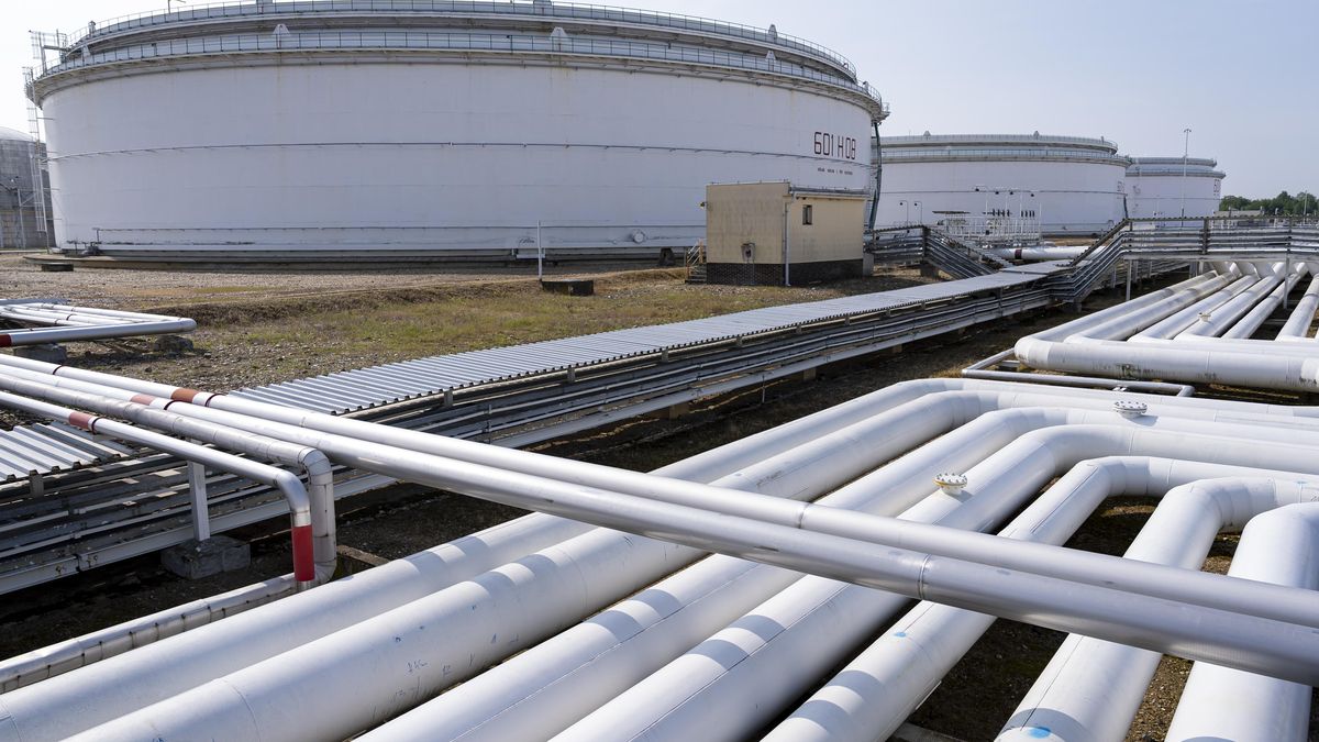 Ceny výrobců v průmyslu loni klesly, značně u ropy a zemního plynu