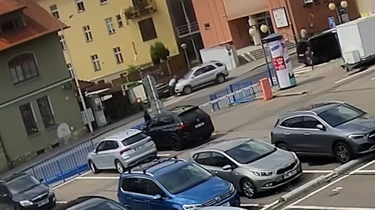 Kamera natočila brutální útok muže na bratra v Šumperku. Srazil ho zezadu autem a bil golfovou holí