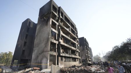 Pád letadla v Indii mohli přežít dva lidé. Mrtví jsou i v budovách na zemi