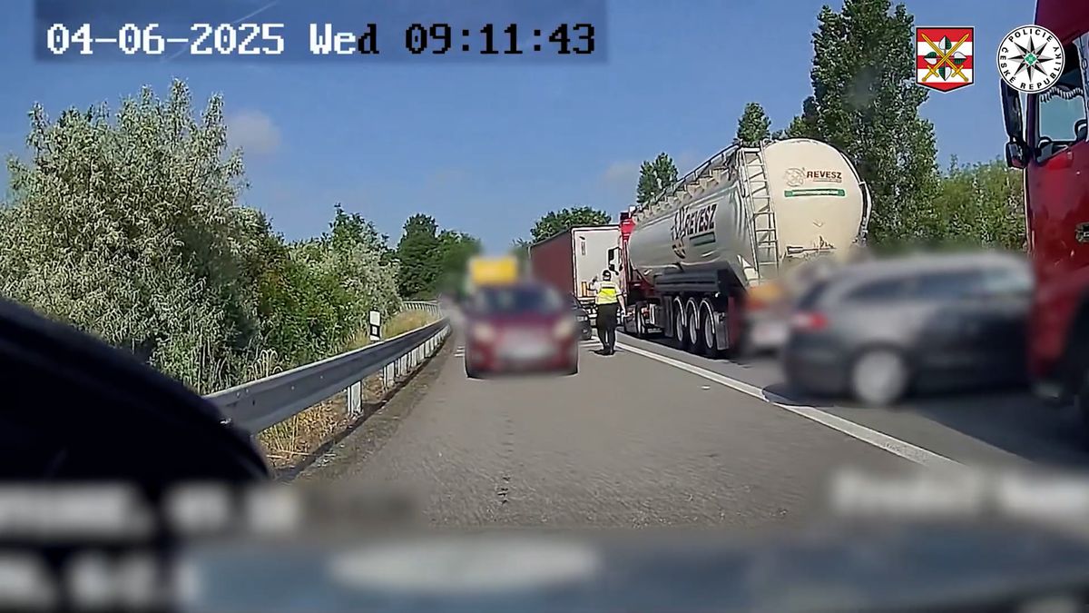 Nechtěli stát v koloně. Řidiči na nájezdu na D1 se otáčeli do protisměru a zablokovali policisty