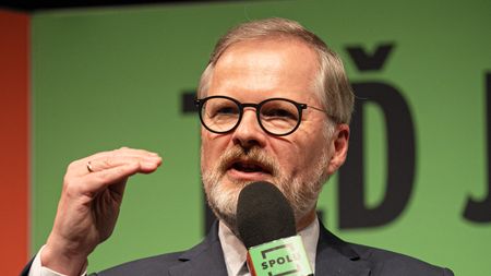 Průzkum STEM: Spolu zatím odolává bitcoinové kauze, Stačilo! na hraně 