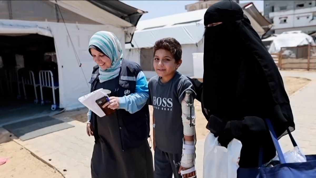 Přišla o devět dětí a manžela. Palestinskou lékařku s přeživším synem evakuovali do Itálie
