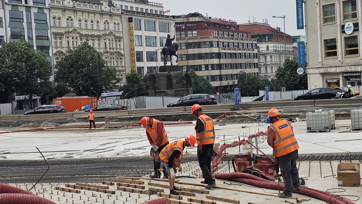 Řidičům se zúží magistrála u Národního muzea jen na dva jízdní pruhy. Začíná stavba tramvajové trati