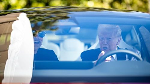 Trump varoval před dalším zvýšením cel na dovoz automobilů