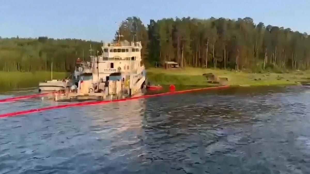 Po nehodě remorkéru uniklo do řeky Jenisej na Sibiři 30 tun nafty