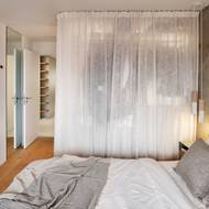 Surovost betonového povrchu zjemňují bytové architektky mj. pomocí textilií.