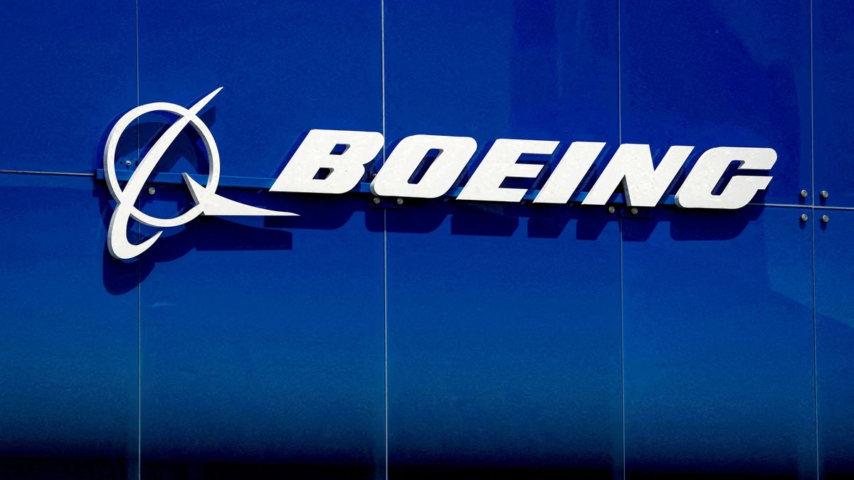 Akcie Boeingu strmě padají