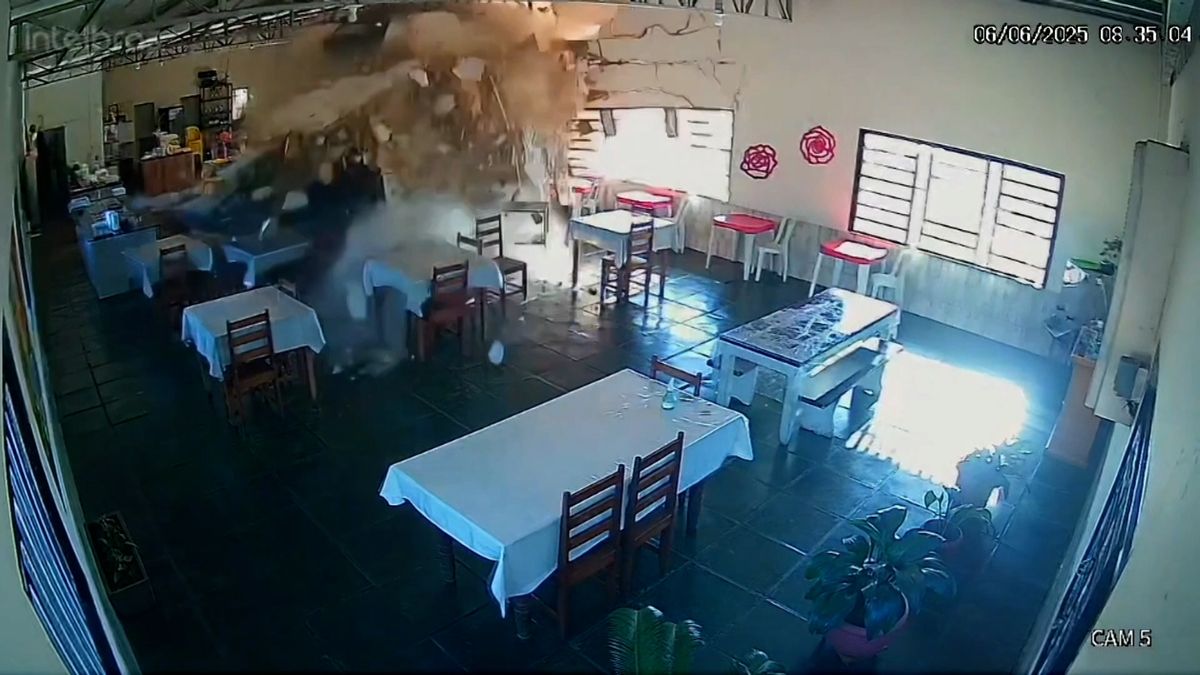 Kamion v Brazílii projel restaurací, žena utekla na poslední chvíli. Zachytily to kamery