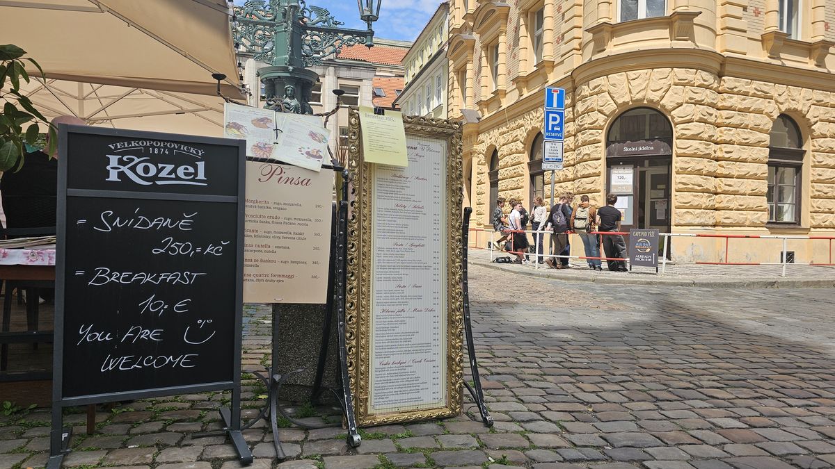 Oběd u Karlova mostu stojí 120 korun včetně polévky a salátu. Řízek vyhrává nad škubánky