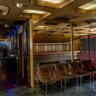 Nová scéna Národního divadla projde rozsáhlou rekonstrukcí. Na snímku interiér kavárny NONA, červen 2025