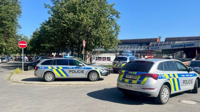 Policisté evakuují bazén v Ostravě-Porubě, anonym nahlásil bombu