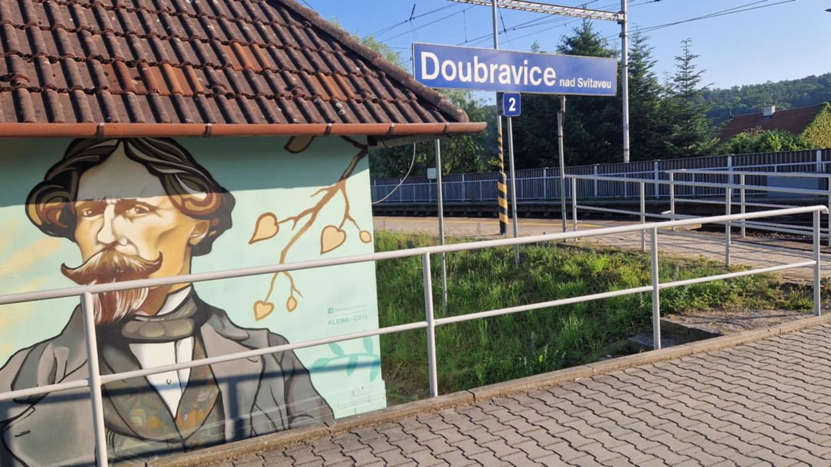Zastávku v Doubravici nově zdobí podobizna Alfonse Muchy