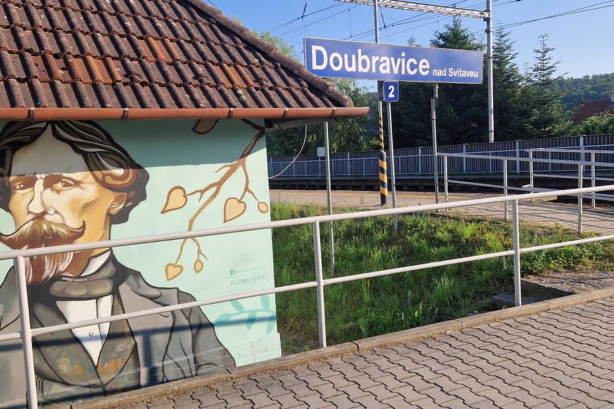 Zastávku v Doubravici nově zdobí podobizna Alfonse Muchy