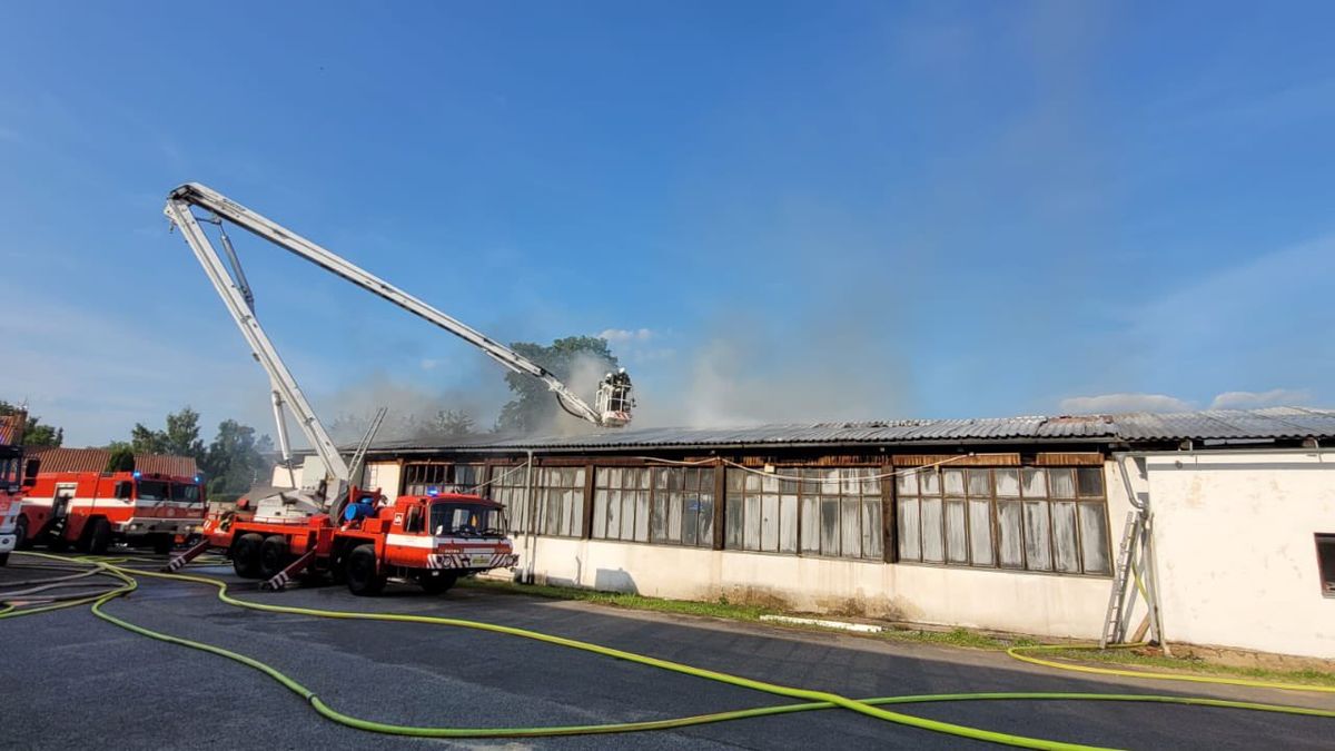 Při požáru truhlárny na Strakonicku se popálil hasič