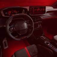 Interiér Peugeotu e-208 GTi dostal spoustu červených akcentů.