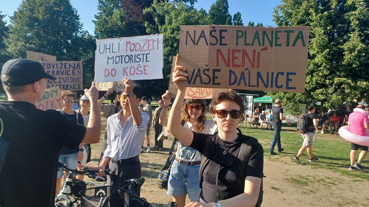 Uhlí pod zem, motoristé do koše, křičeli Turkovi odpůrci v Českých Budějovicích