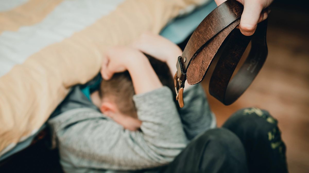 Státního zástupce obvinili z týrání vlastních synů