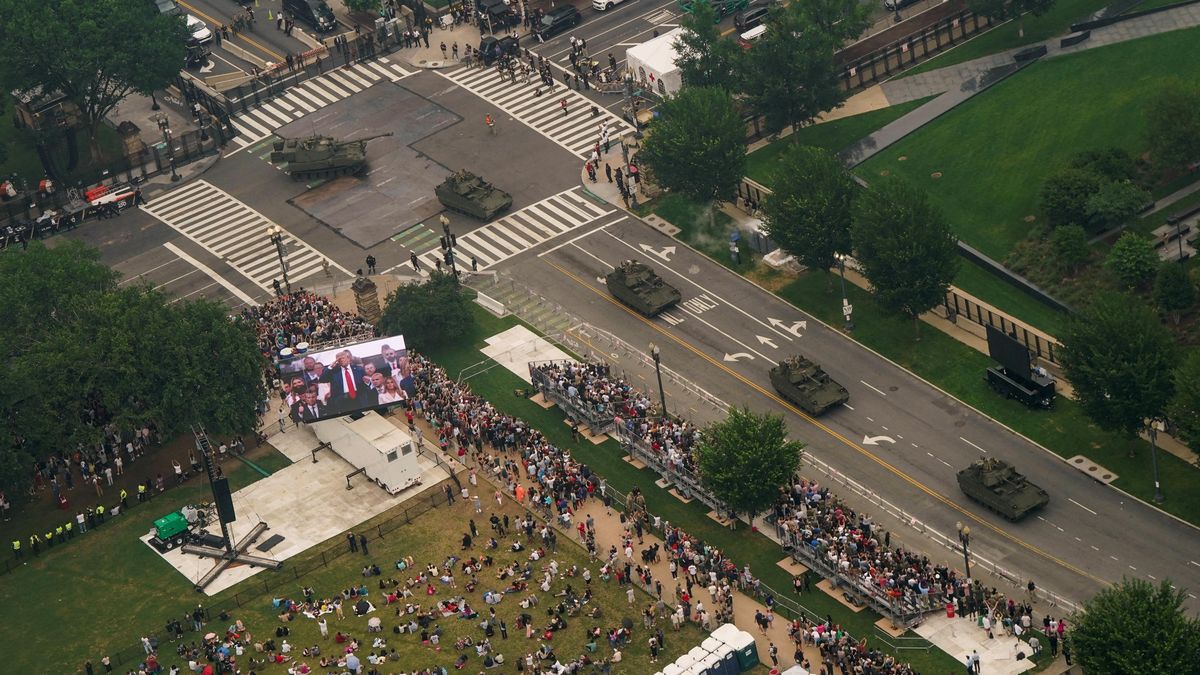 OBRAZEM: Washington zažil Trumpovu vojenskou přehlídku, k pompézní měla daleko