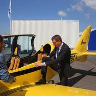 Ministr průmyslu a obchodu Lukáš Vlček nastupuje do kabiny ultralightu Shark 