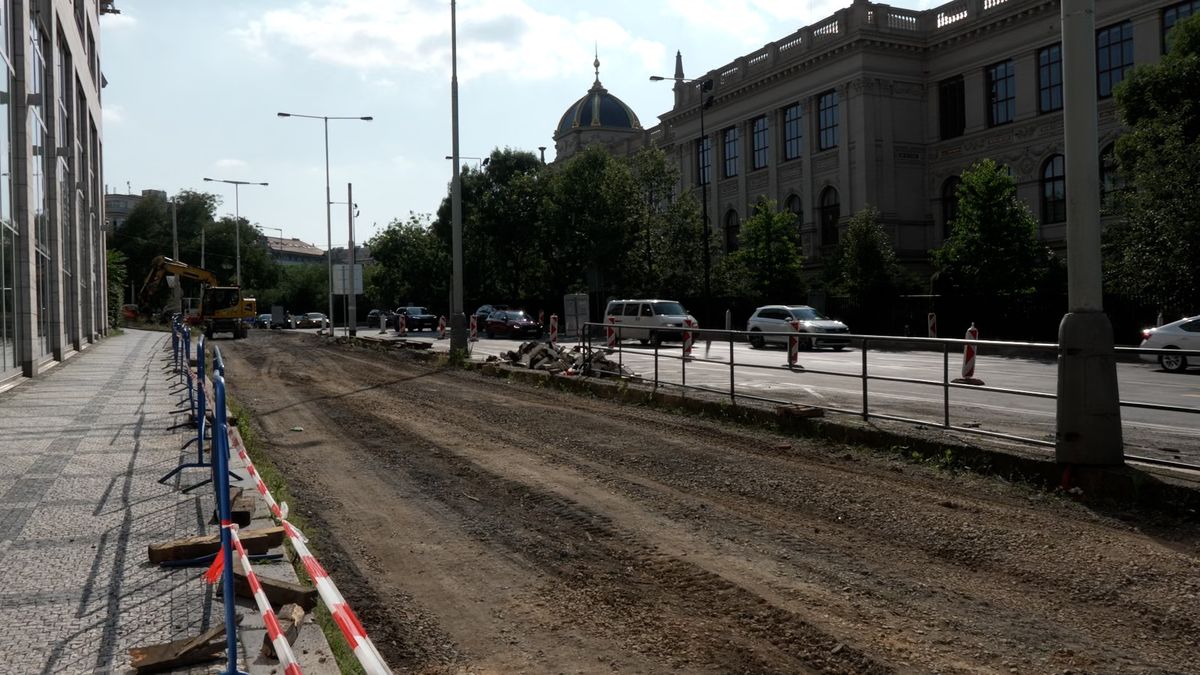Odpoledne padla. Dvacet měsíců! Řidiči trčí v kolonách, večer se u Národního muzea přesto pracovat nebude