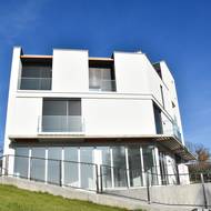 Při pohledu od vjezdové rampy působí stavba majestátně.