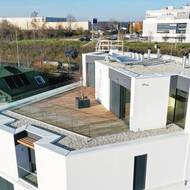 V nejvyšším patře se nachází prostorná terasa.