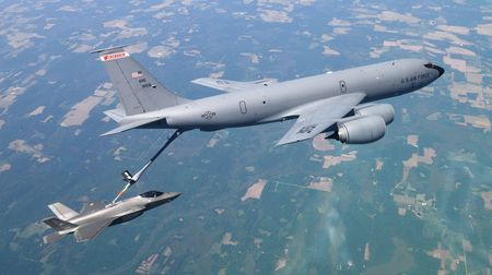USA přes Atlantik masově přesouvají letouny pro tankování ve vzduchu