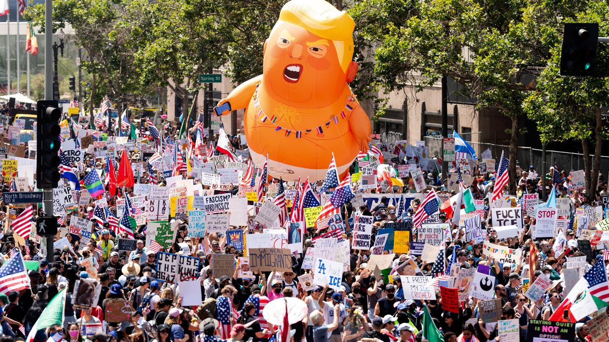 FOTO: Žádní králové! Donald Trump dostal k narozeninám milionové protesty