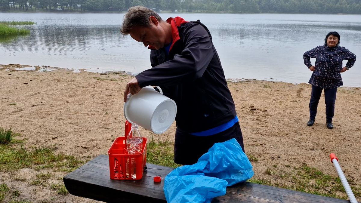 Hygienici poprvé vyrazili k vodě. Hledání sinic začalo i v nejvýše položeném rybníku Vysočiny
