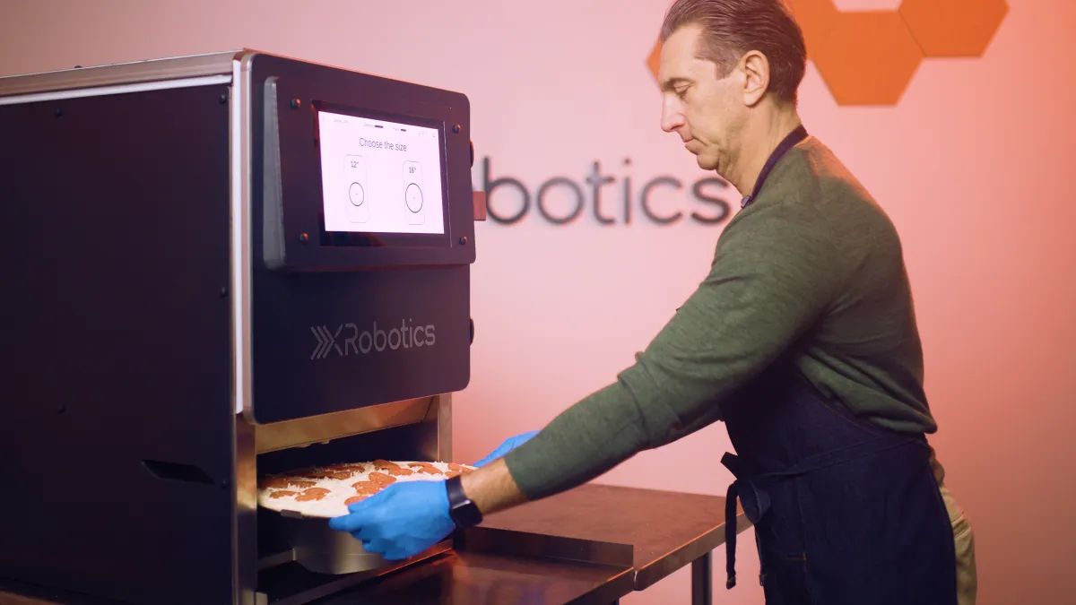 Rychlejší než člověk. Robot připraví za hodinu 100 pizz