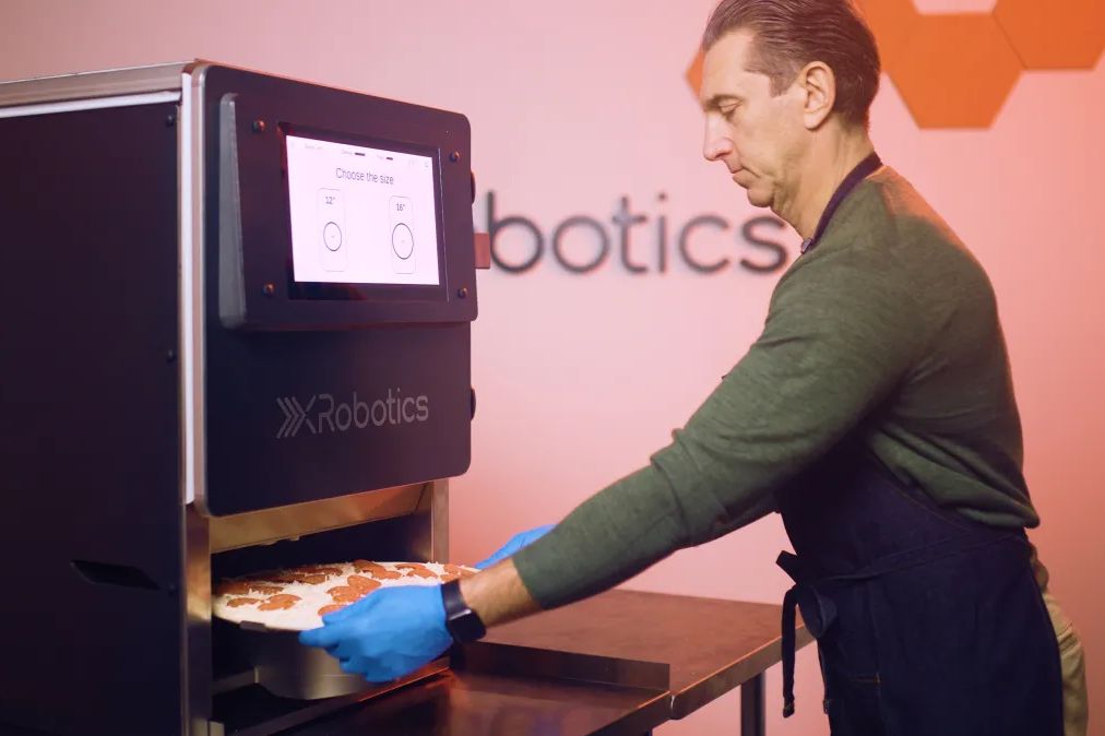 Rychlejší než člověk. Robot připraví za hodinu 100 pizz