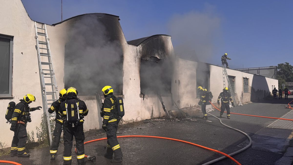 Rozsáhlý požár zničil v Praze autoservis a dvě vozidla uvnitř