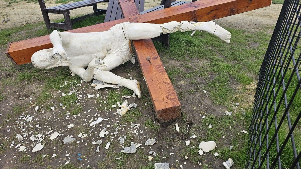 Kontroverzní sochu Ježíše ve Velkých Pavlovicích někdo zničil