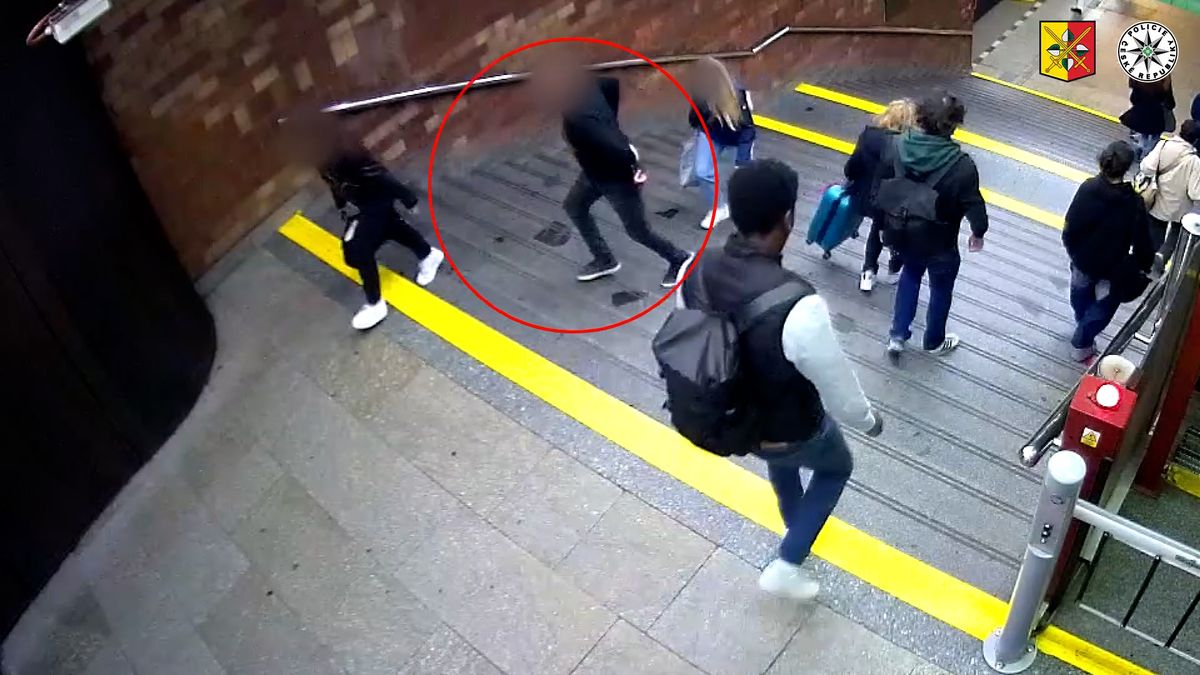 Cizinec v Praze osahával ženy. Před policií utekl do zahraničí