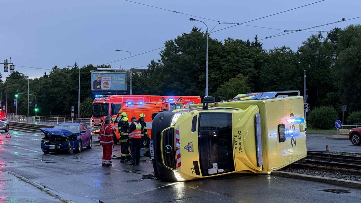 V pražské Hostivaři se po nehodě převrátila sanitka