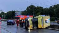 V pražské Hostivaři se po nehodě převrátila sanitka