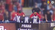 Fanoušci na stadionu Sparty vyvěsili vlajku s nápisy KKK, hledá je policie