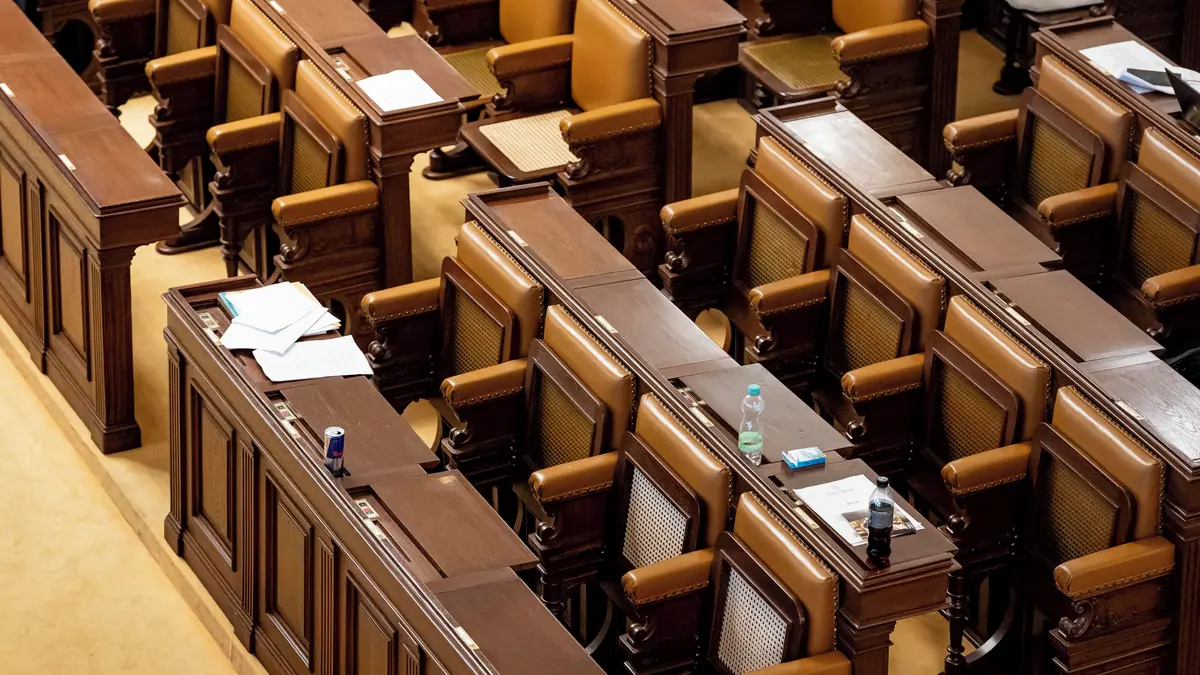 Poslanci budou mít více peněz na asistenty