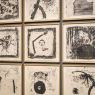 Na přehlídce Up in Flames je k vidění řada Lynchových litografií.