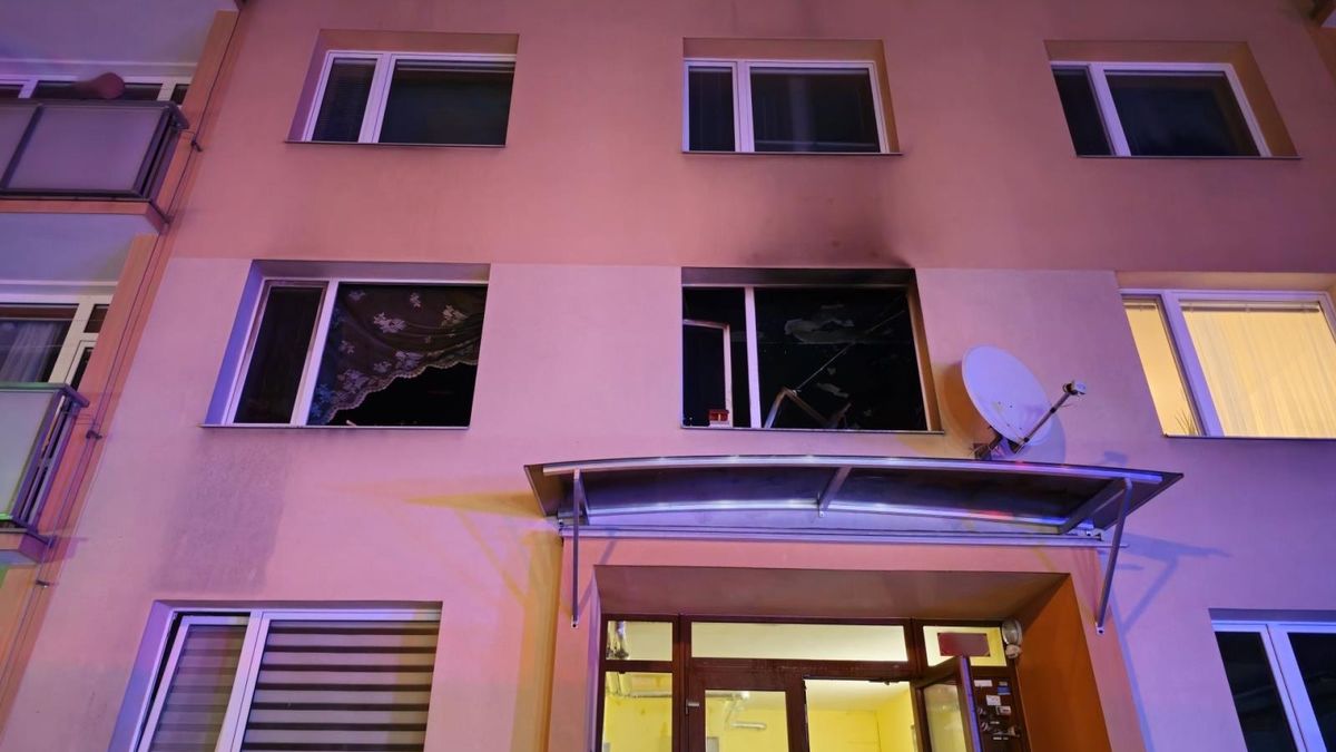 Při požáru bytu v paneláku v Liberci hasiči resuscitovali jednoho člověka