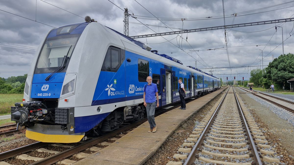 V místě havárie v Hustopečích nad Bečvou už zase jezdí vlaky. Čištění od benzenu pokračuje
