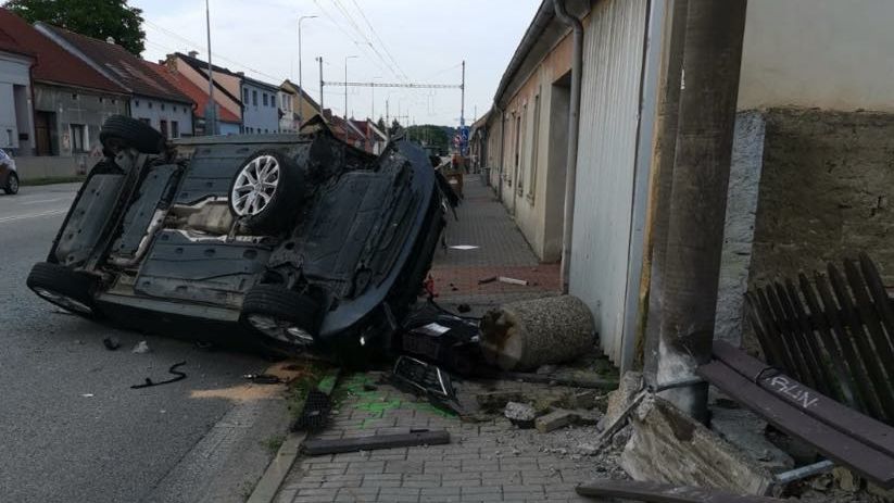 Po srážce aut v Budějovicích jedno vyletělo na chodník, kde smetlo dva mladistvé