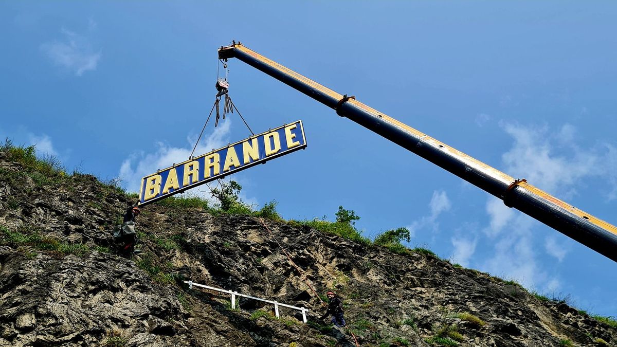Barrandovské skály opět zdobí pamětní deska s nápisem BARRANDE