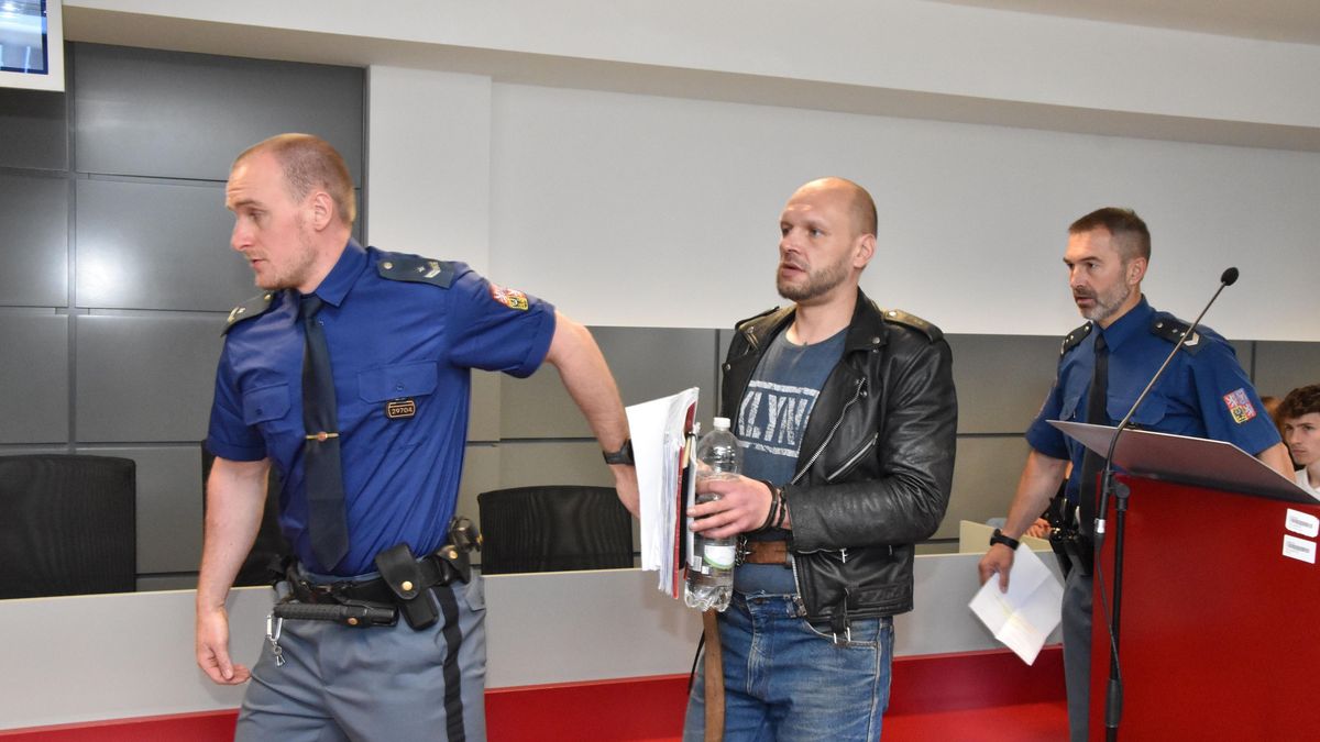Muž stojí před soudem za pokus o vraždu v Olomouci. Jeho oběť už nežije, o život přišla při jiném útoku