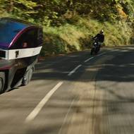 Během jízdy se naklání podobně jako motocykl.