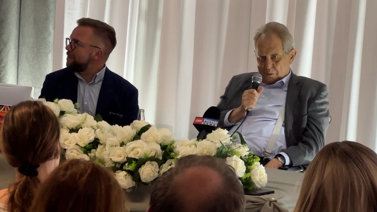 Zeman v Ústí debatoval s lidmi ve svatebním salonu, na jiných místech ho odmítli