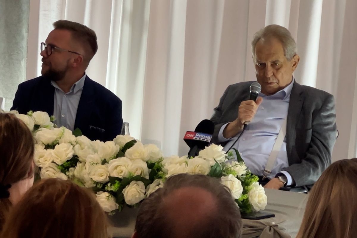 Zeman v Ústí debatoval s lidmi ve svatebním salonu, na jiných místech ho odmítli