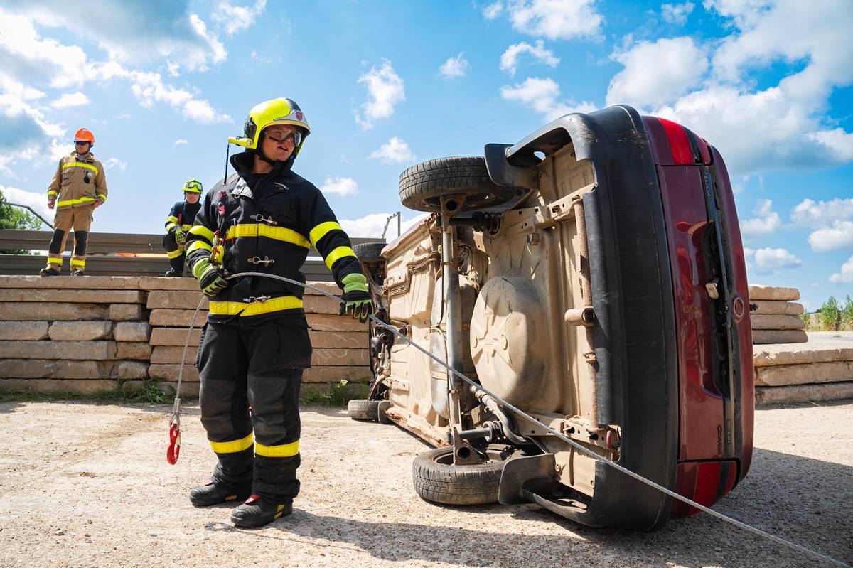 Příprava na odtažení převráceného vozidla