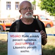 „Vojáci Rudé armády porazili nacismus. Zastupitelé Litoměřic porazili sochu.“