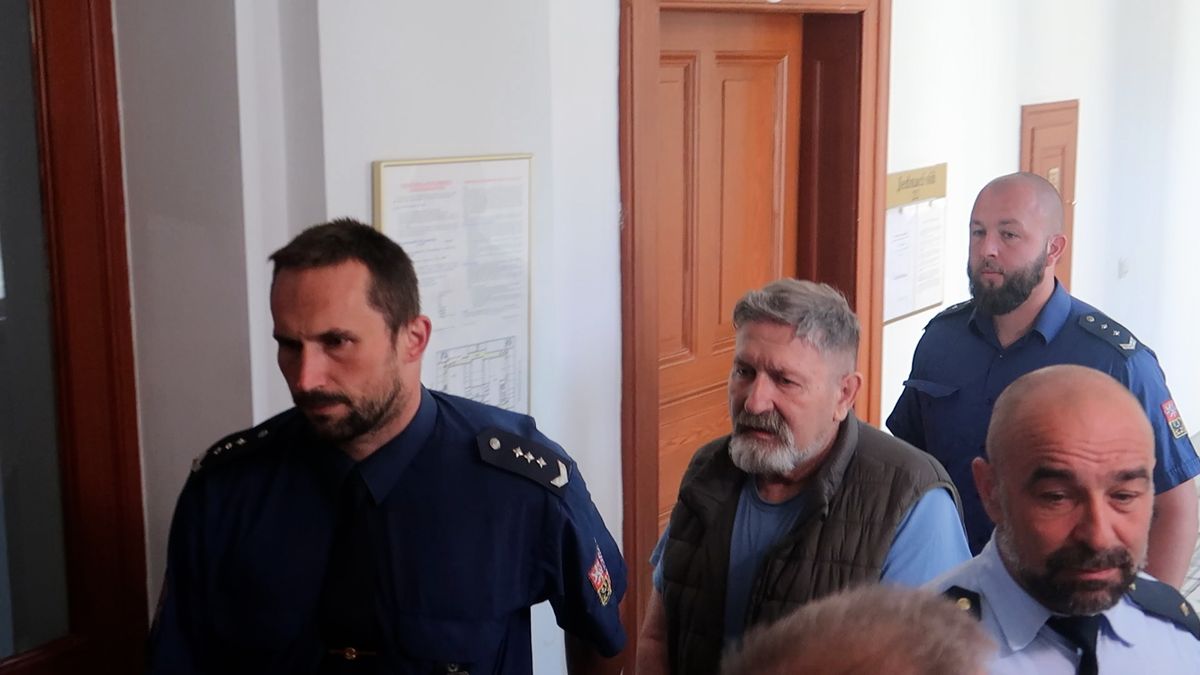 Probodl řidiče kvůli špatnému parkování. Bývalý pohraničník stanul před soudem